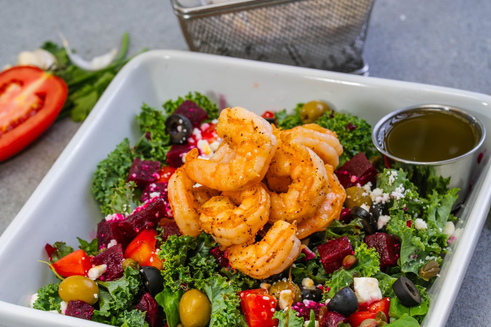 Ensalada Mediterranea con camarones a la plancha | Mediterranean Salad with Grilled Shrimp