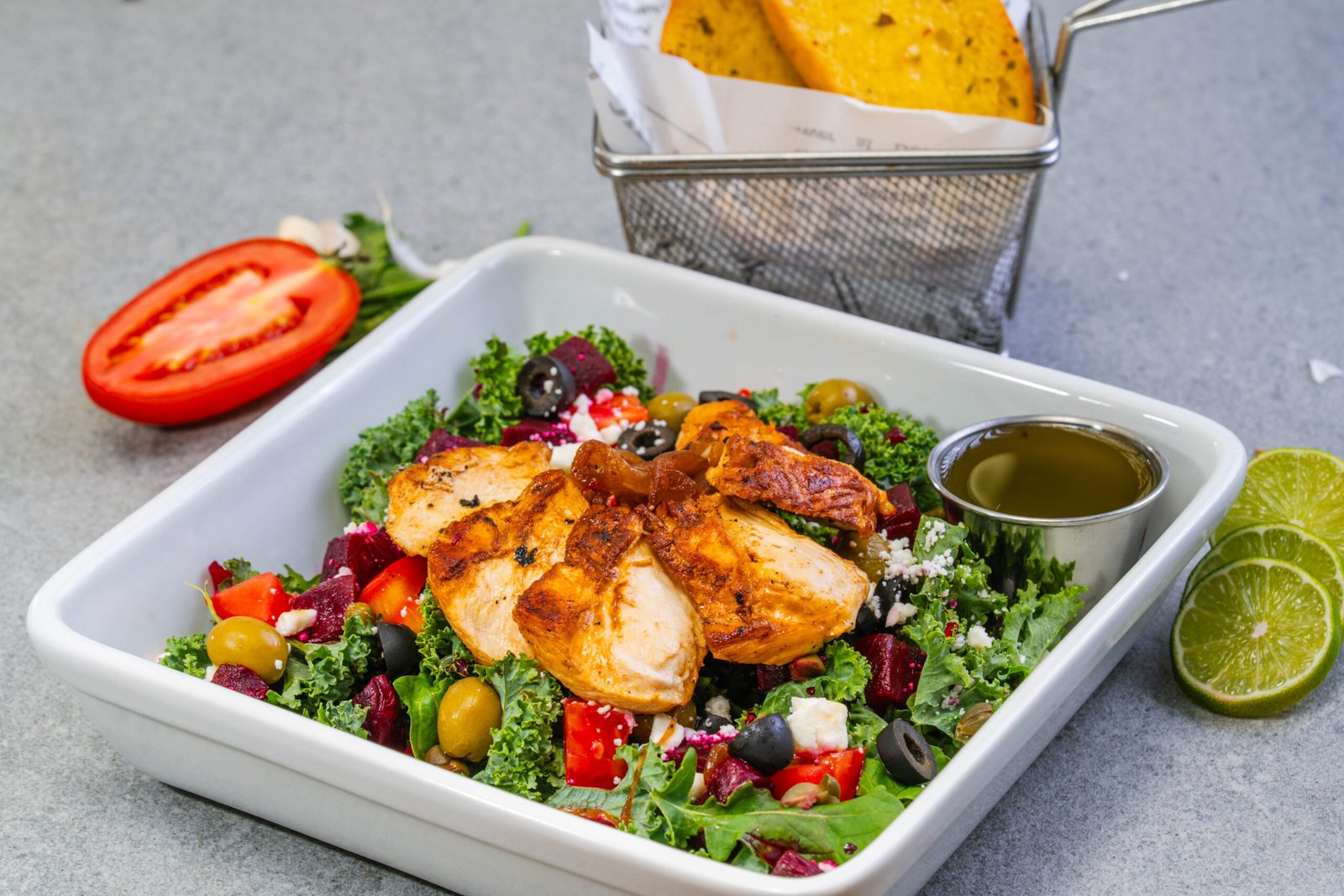 Ensalada Mediterranea con Pollo a la plancha | Mediterranean Salad with Grilled Chicken