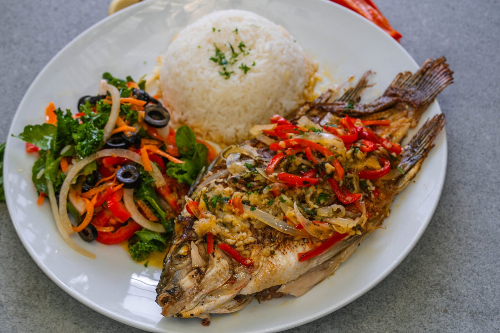 Mojarra entera al ajo | Whole fish in Garlic Sauce